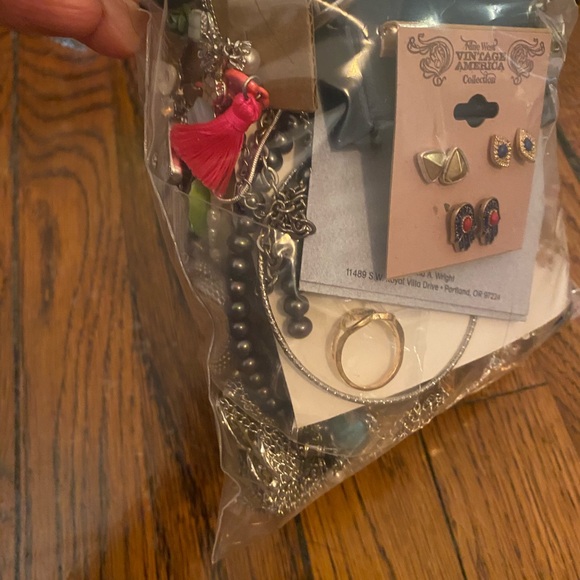 Assorted Jewelry Bag with modern and vintage jewelry 2lb lot bundle - Picture 7 of 12